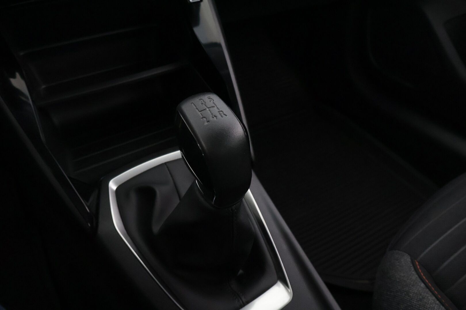 Peugeot 208 2021 Active PureTech 75 * Vakionopeudensäädin / Bluetooth / Kaistavahti / Liikennemerkkien tunnistus / LED-valot * - * 2-omisteinen Suomi-auto / Kahdet renkaat vanteilla! * 