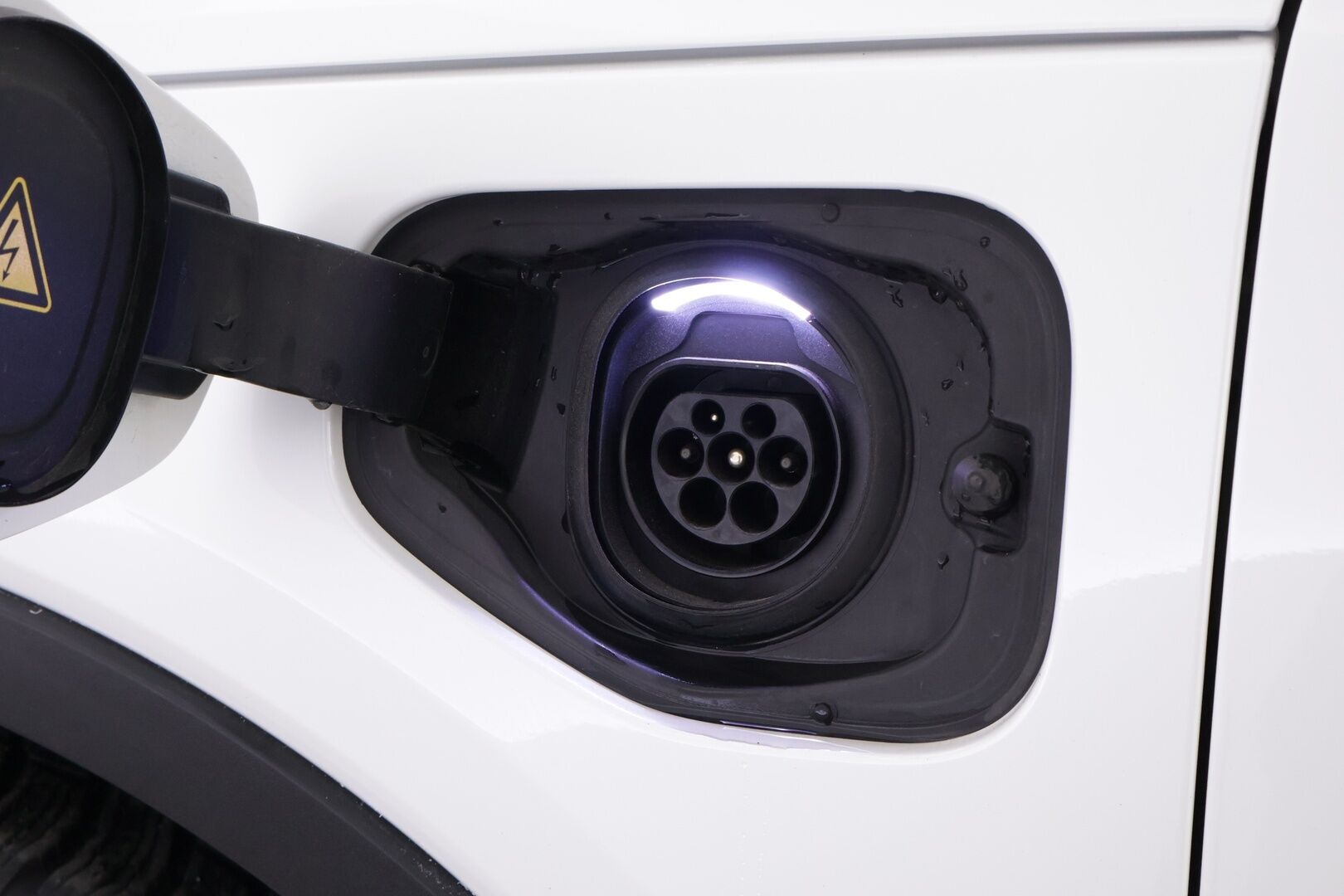 Volvo XC40 2021 T5 TwE Business R-Design aut - Suomiauto | Webasto | Koukku | Harman&Kardon | Nahka-Alcantara | Peruutuskamera | BLIS | Navi | Adapt.LED | Supervarusteet!
