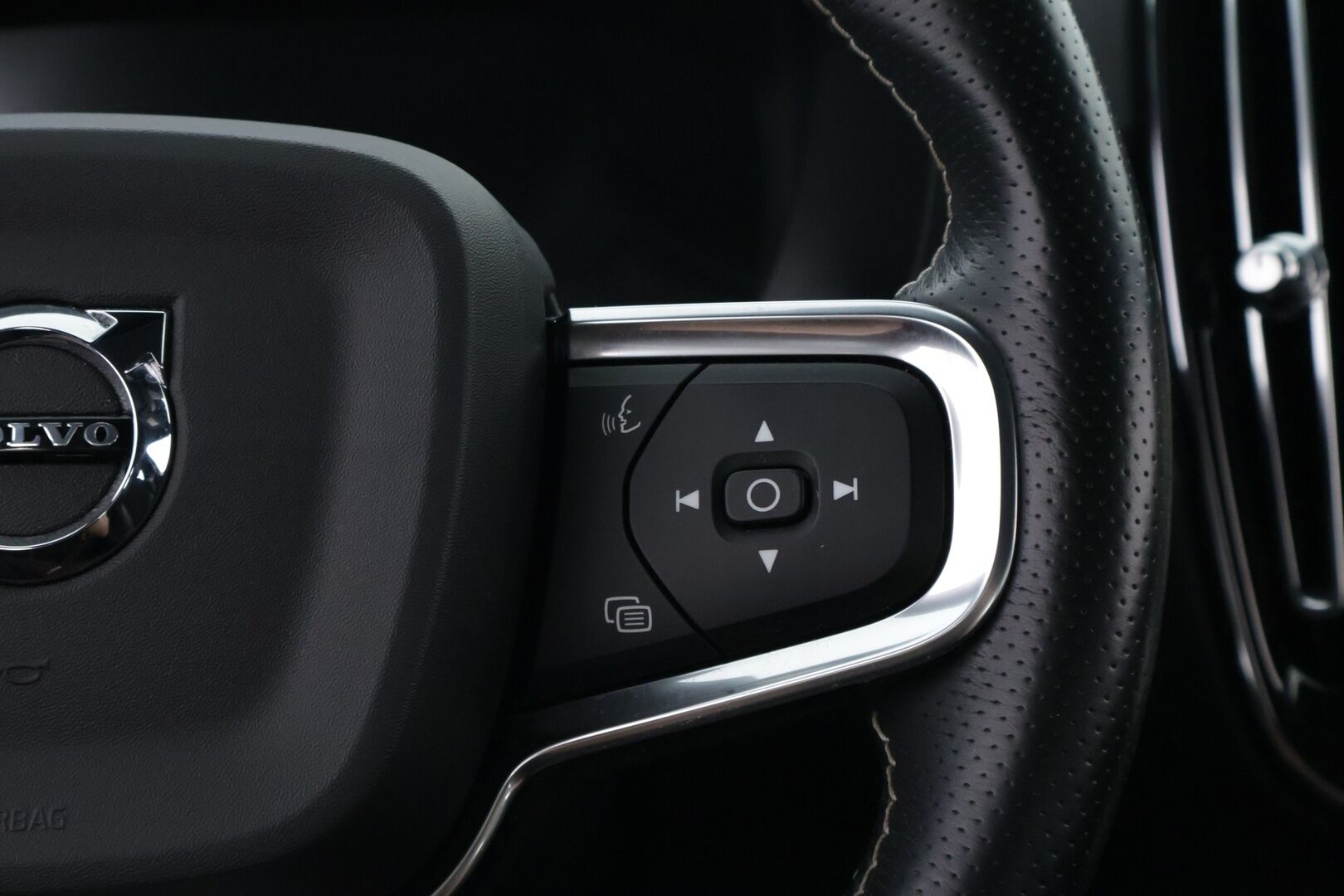 Volvo XC40 2021 T5 TwE Business R-Design aut - Suomiauto | Webasto | Koukku | Harman&Kardon | Nahka-Alcantara | Peruutuskamera | BLIS | Navi | Adapt.LED | Supervarusteet!