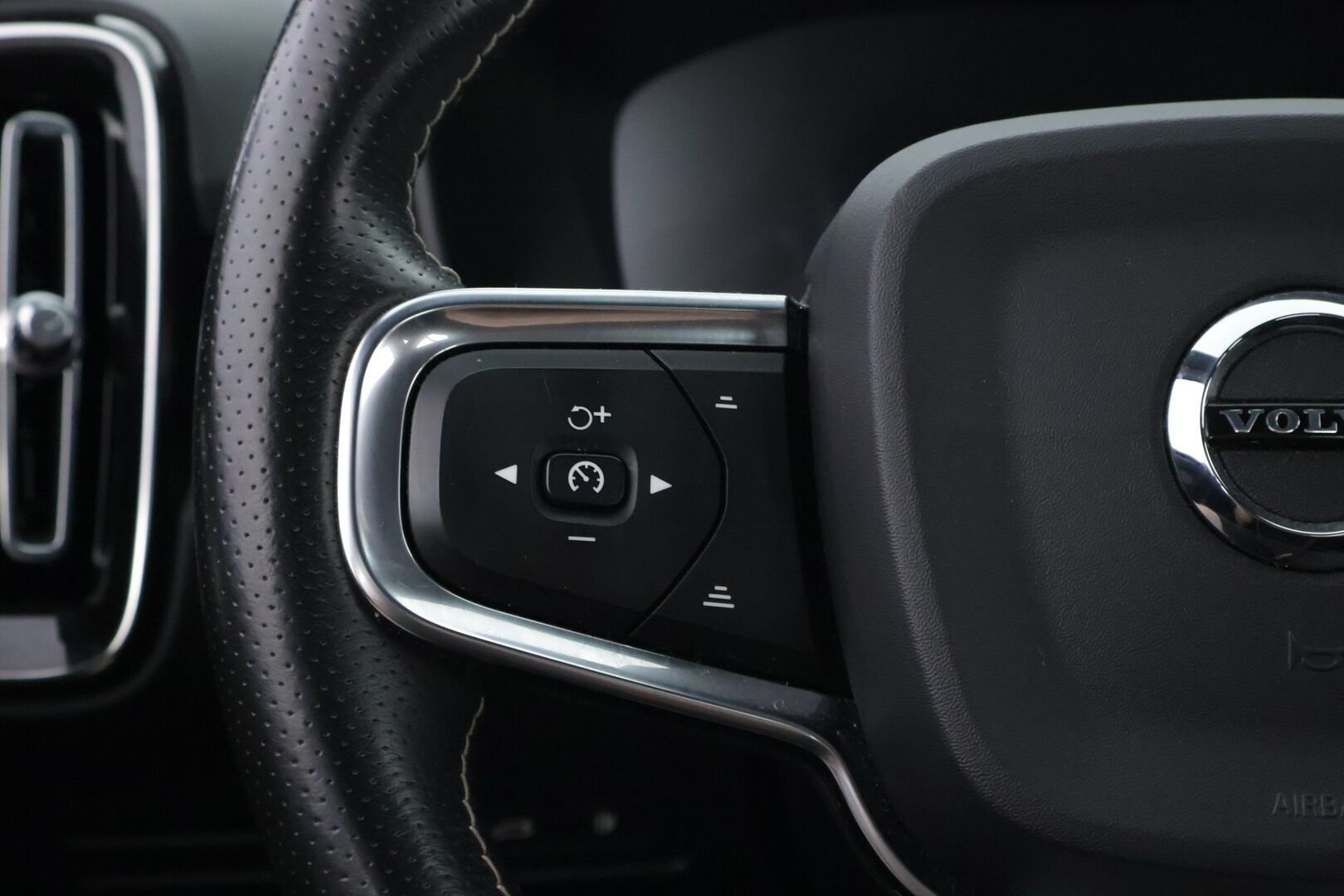 Volvo XC40 2021 T5 TwE Business R-Design aut - Suomiauto | Webasto | Koukku | Harman&Kardon | Nahka-Alcantara | Peruutuskamera | BLIS | Navi | Adapt.LED | Supervarusteet!