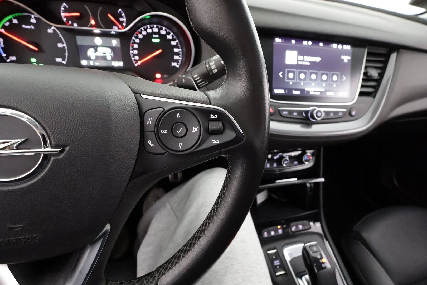 Opel Grandland X 2020 PHEV Innovation Plus Business 225 Turbo A8 FWD * Ilmastoitu Muistipenkki / LED / 360° / Koukku / Kaistavahti / Navi * - Suomi-auto / Hyvät nasta renkaat talveksi / Todella kattava huoltohistoria!