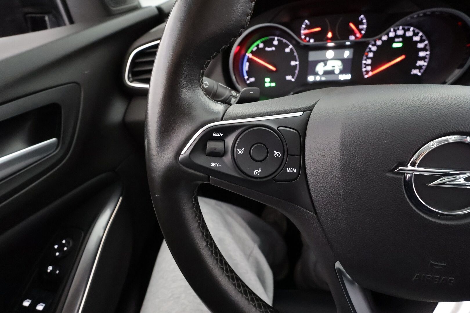 Opel Grandland X 2020 PHEV Innovation Plus Business 225 Turbo A8 FWD * Ilmastoitu Muistipenkki / LED / 360° / Koukku / Kaistavahti / Navi * - Suomi-auto / 2x Latauskaapelit / Kahdet renkaat - HULLU BLACKWEEK KORKOTARJOUS 2,49%