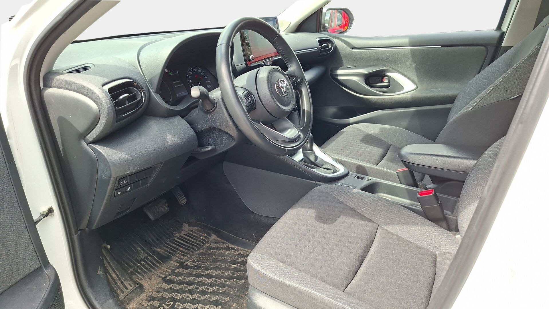 Toyota Yaris 2022 1,5 Hybrid Active / Kaista-vahti / P-kamera / Merkkihuollot / Suomi-auto / Ratinlämmitin / - Siisti merkkihuollettu Toyota kahdella rengassetillä / valmiina ajoon