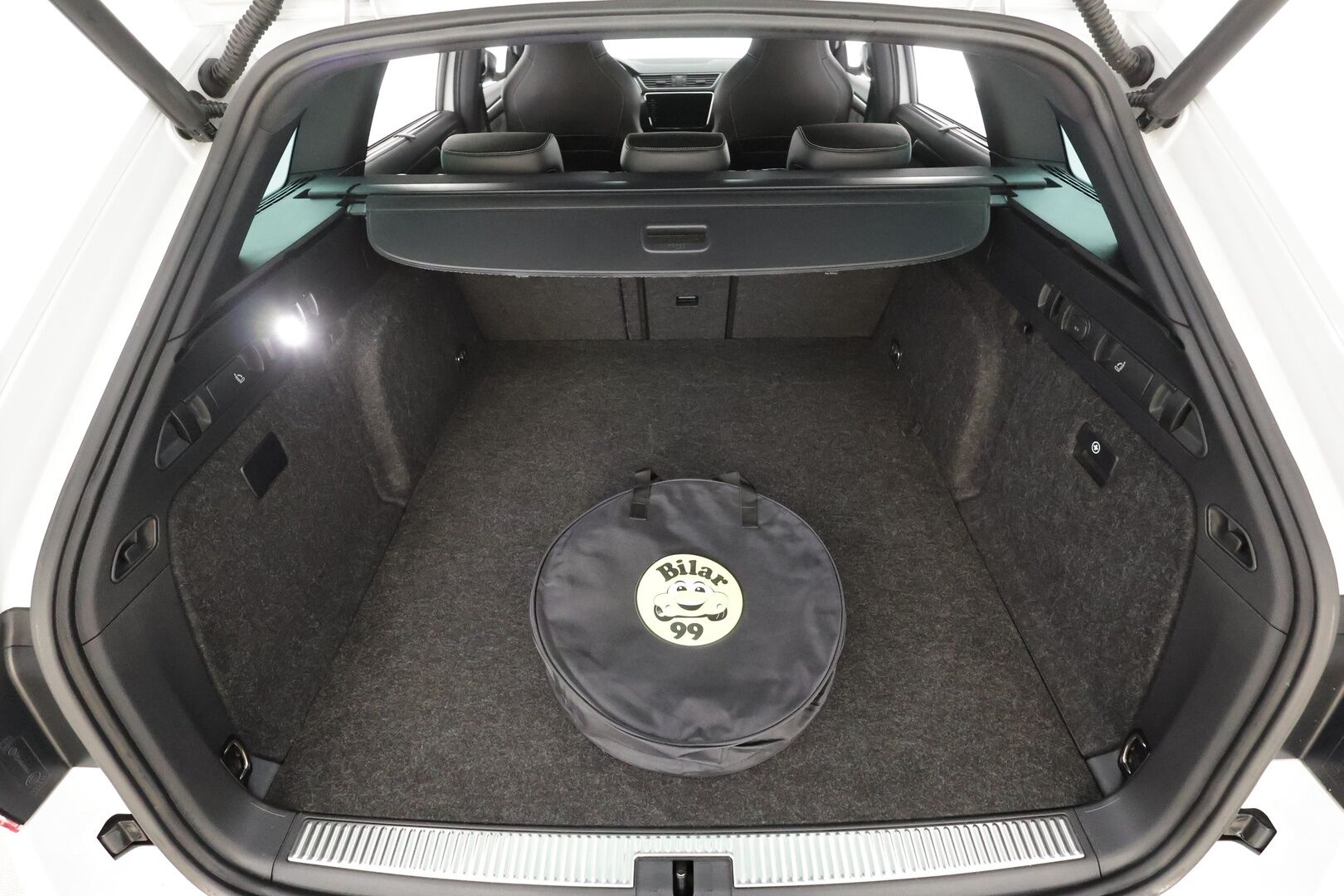 Skoda Superb 2020 Combi 1,4 TSI PHEV SportLine iV DSG * Webasto / ACC / Matrix-LED / 360° / Navi / Sporttipenkit Muistilla / Keyless * - 2x Latauskaapelit / Kahdet renkaat / Merkkihuollettu!