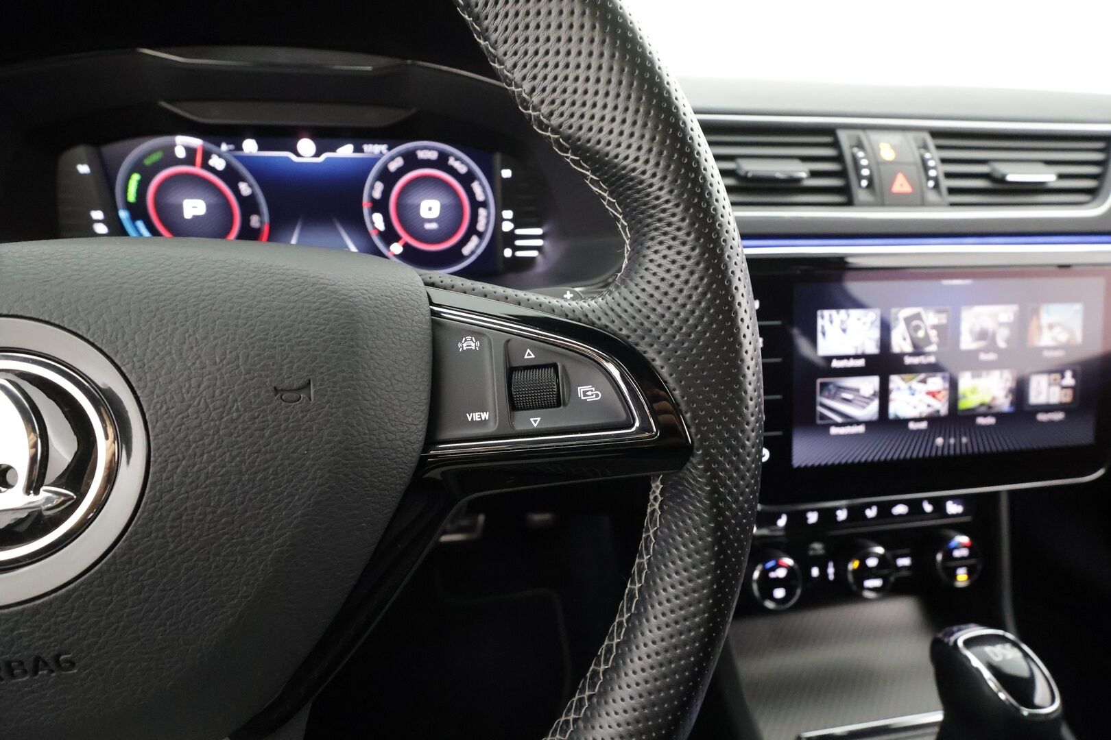 Skoda Superb 2020 Combi 1,4 TSI PHEV SportLine iV DSG * Webasto / ACC / Matrix-LED / 360° / Navi / Sporttipenkit Muistilla / Keyless * - 2x Latauskaapelit / Kahdet renkaat / Merkkihuollettu!