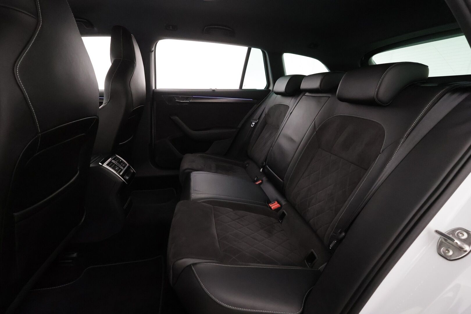 Skoda Superb 2020 Combi 1,4 TSI PHEV SportLine iV DSG * Webasto / ACC / Matrix-LED / 360° / Navi / Sporttipenkit Muistilla / Keyless * - 2x Latauskaapelit / Kahdet renkaat / Merkkihuollettu!