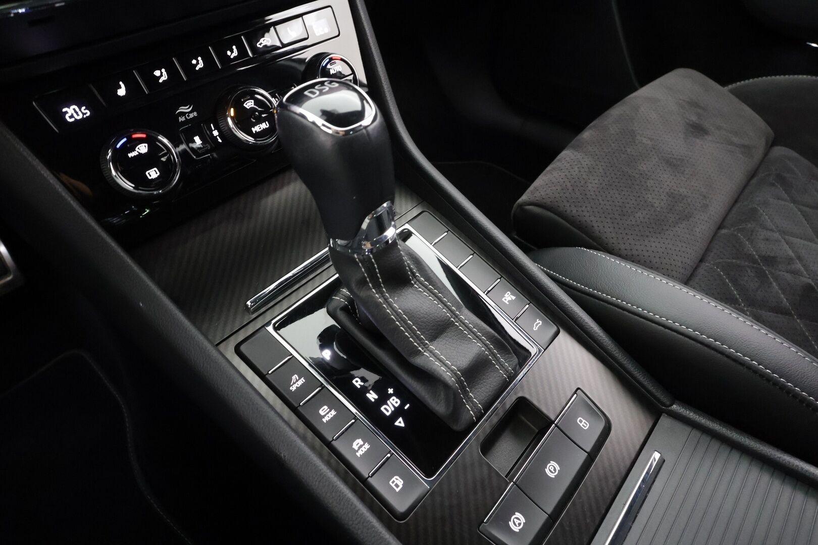 Skoda Superb 2020 Combi 1,4 TSI PHEV SportLine iV DSG * Webasto / ACC / Matrix-LED / 360° / Navi / Sporttipenkit Muistilla / Keyless * - 2x Latauskaapelit / Kahdet renkaat / Merkkihuollettu!
