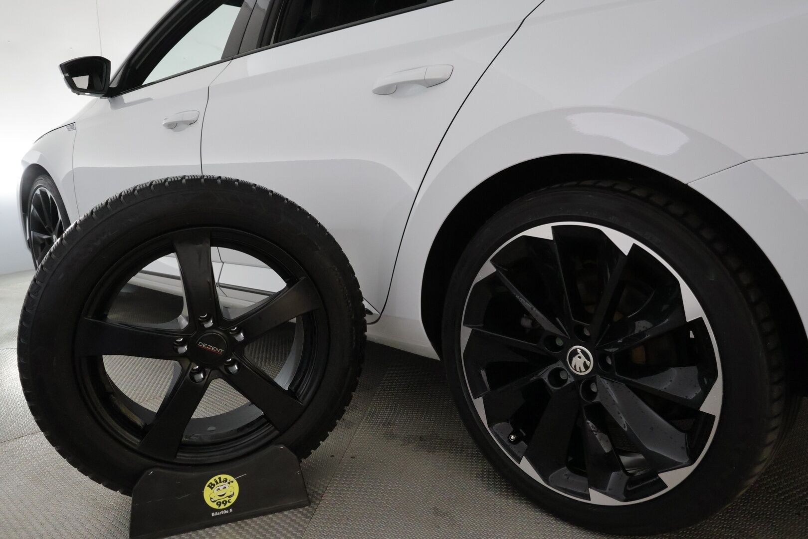 Skoda Superb 2020 Combi 1,4 TSI PHEV SportLine iV DSG * Webasto / ACC / Matrix-LED / 360° / Navi / Sporttipenkit Muistilla / Keyless * - 2x Latauskaapelit / Kahdet renkaat / Merkkihuollettu!