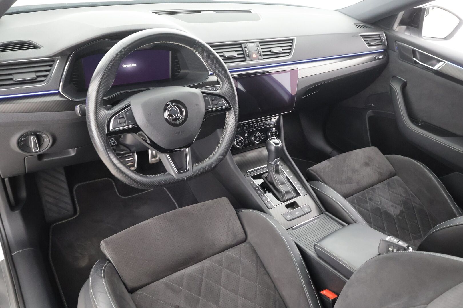 Skoda Superb 2020 Combi 1,4 TSI PHEV SportLine iV DSG * Webasto / ACC / Matrix-LED / 360° / Navi / Sporttipenkit Muistilla / Keyless * - 2x Latauskaapelit / Kahdet renkaat / Merkkihuollettu!