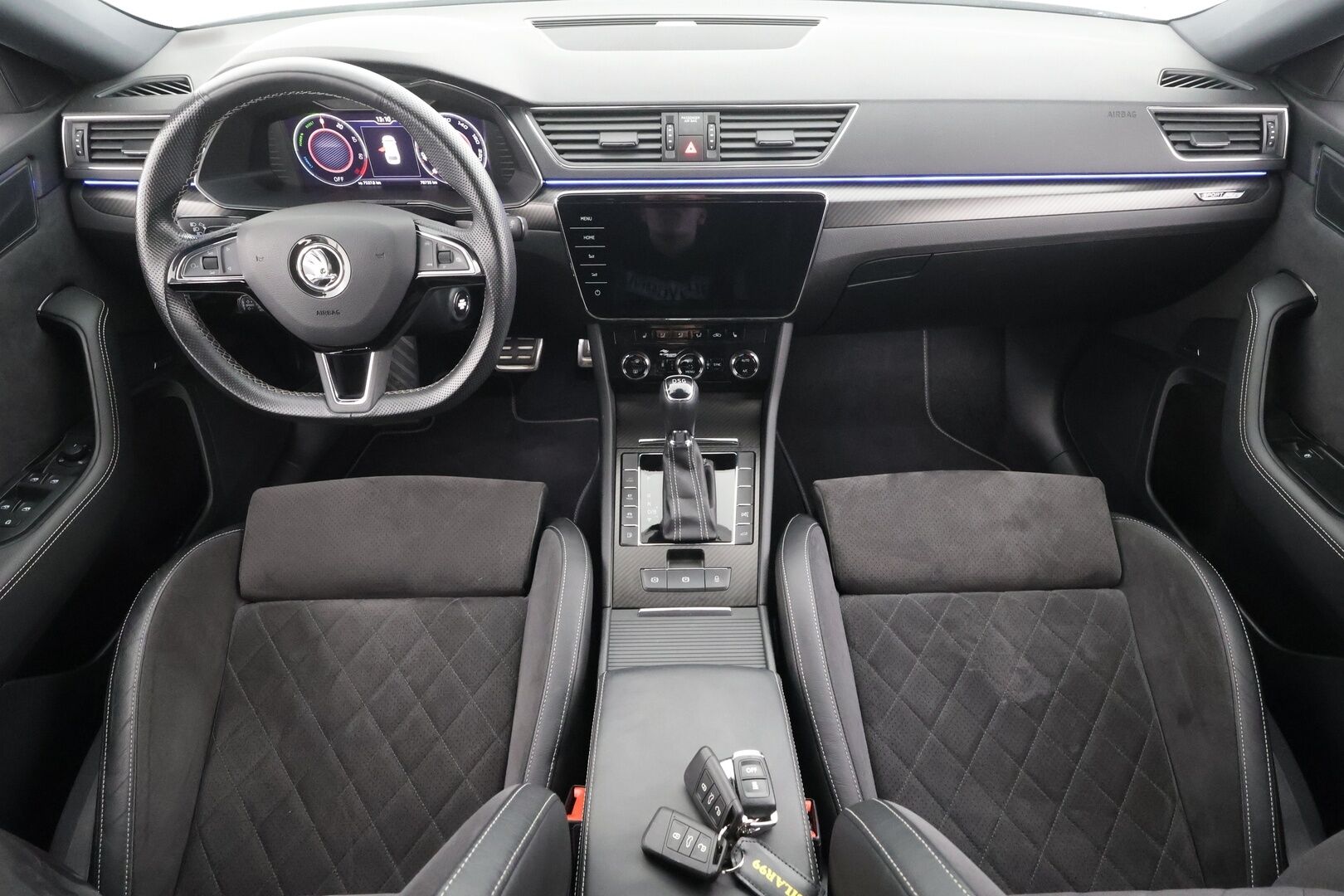 Skoda Superb 2020 Combi 1,4 TSI PHEV SportLine iV DSG * Webasto / ACC / Matrix-LED / 360° / Navi / Sporttipenkit Muistilla / Keyless * - 2x Latauskaapelit / Kahdet renkaat / Merkkihuollettu!