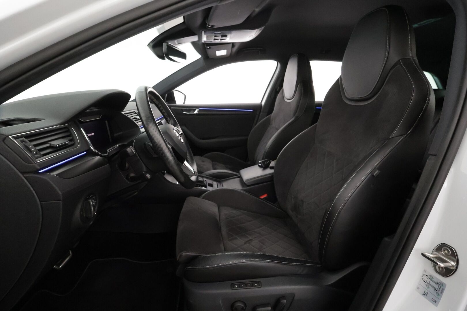 Skoda Superb 2020 Combi 1,4 TSI PHEV SportLine iV DSG * Webasto / ACC / Matrix-LED / 360° / Navi / Sporttipenkit Muistilla / Keyless * - 2x Latauskaapelit / Kahdet renkaat / Merkkihuollettu!