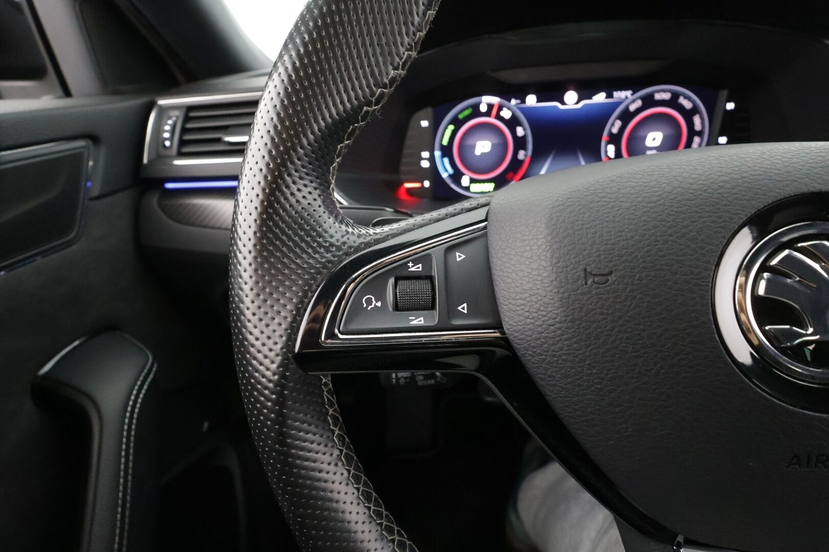 Skoda Superb 2020 Combi 1,4 TSI PHEV SportLine iV DSG * Webasto / ACC / Matrix-LED / 360° / Navi / Sporttipenkit Muistilla / Keyless * - 2x Latauskaapelit / Kahdet renkaat / Merkkihuollettu!