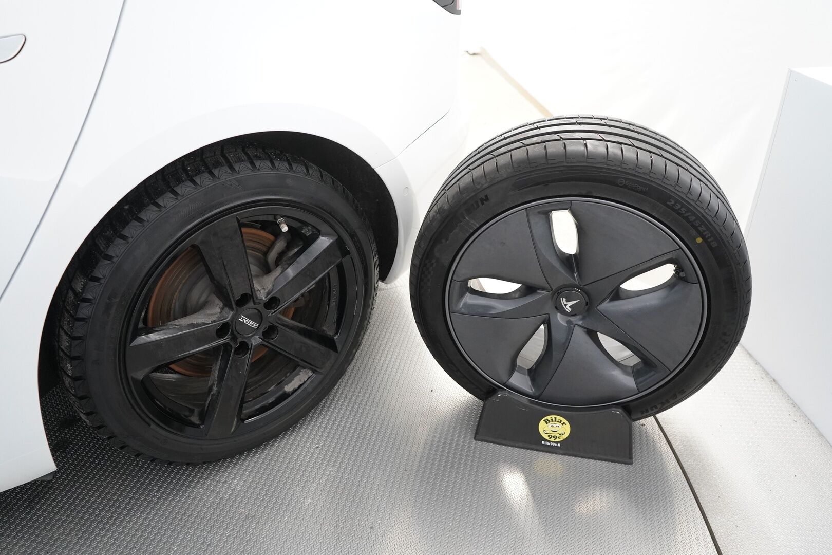 TESLA MODEL 3 2020 Standard Range RWD *Vetokoukku / Premium audio / ACC / Panorama / Kamera* - Tehtaan vetokoukku / Vähän ajettu / Kahdet alumiinivanteet / Edullisesti nyt kesähintaan!