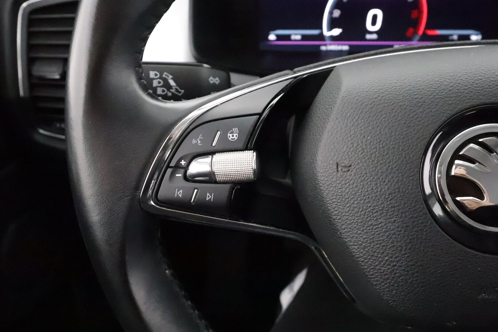 Skoda Kodiaq 2022 1.5 TSI ACT Ambition - | ACC | Webasto | Koukku | Facelift | Digimittaristo | P.kamera | LED | Ambient | Keyless | Lämm. tuulilasi | Lämm. ratti | Merkkihuollot | 1-om suomiauto |