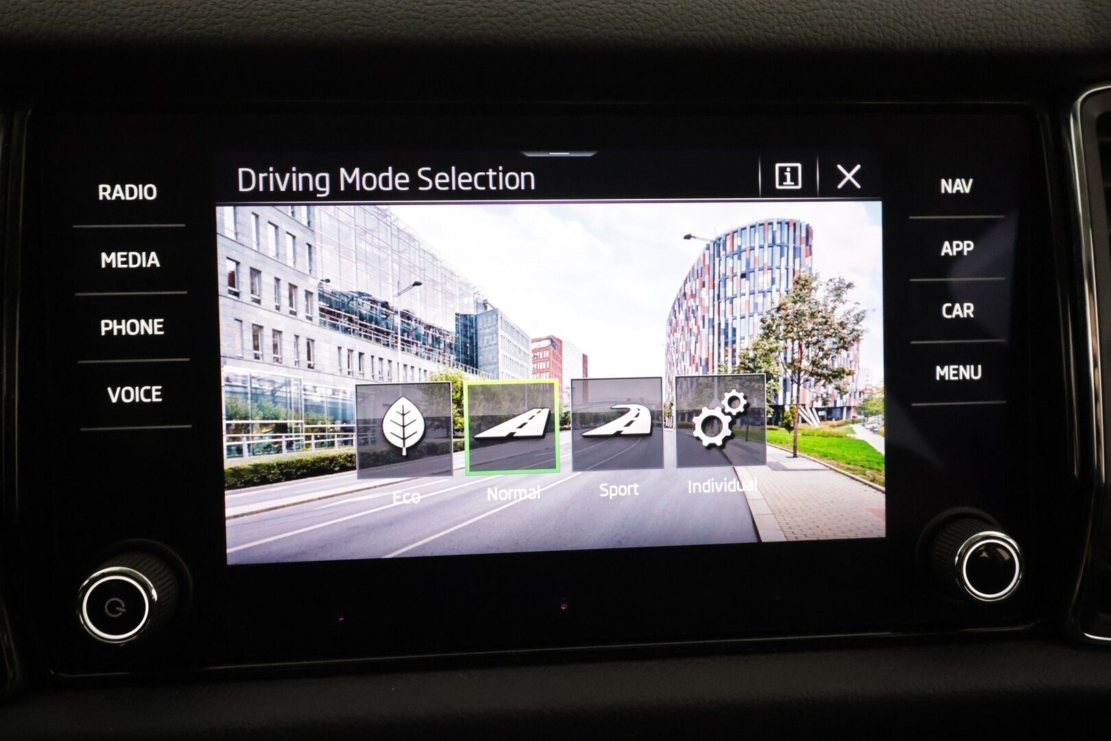 Skoda Kodiaq 2022 1.5 TSI ACT Ambition - | ACC | Webasto | Koukku | Facelift | Digimittaristo | P.kamera | LED | Ambient | Keyless | Lämm. tuulilasi | Lämm. ratti | Merkkihuollot | 1-om suomiauto |