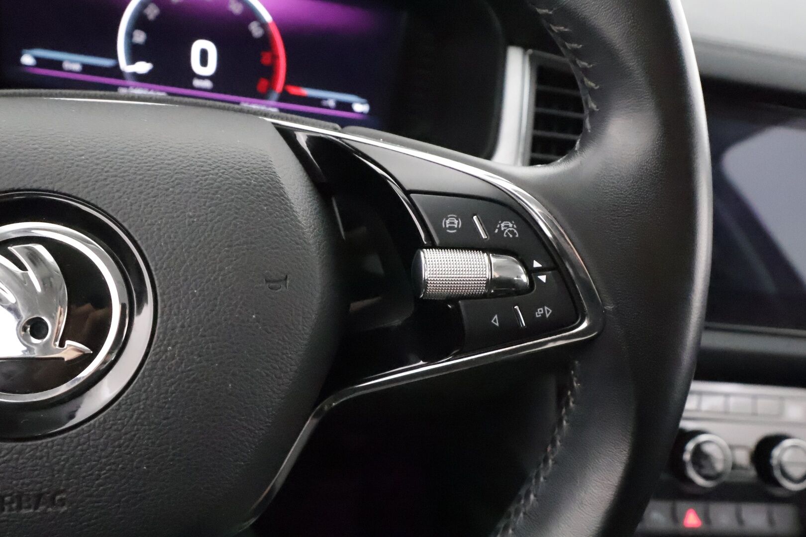 Skoda Kodiaq 2022 1.5 TSI ACT Ambition - | ACC | Webasto | Koukku | Facelift | Digimittaristo | P.kamera | LED | Ambient | Keyless | Lämm. tuulilasi | Lämm. ratti | Merkkihuollot | 1-om suomiauto |