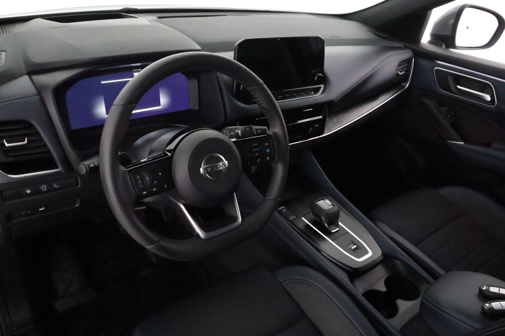 Nissan Qashqai 2022 MHEV 158 Xtronic 2WD Tekna+ **Adapt.vakkari / Sähköpenkki / 360.kamera / Digimittaristo / KeylessGo / Puolinahat** - 1.Om Suomi-auto / Kahdet renkaat aluvanteilla / Merkkihuollettu / Sähköluukku / Navi / LED