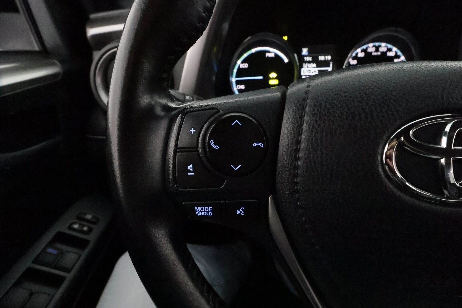 Toyota RAV4 2016 2,5 HYBRID FWD Style **ACC / P.kamera / KeylessGo / Lohkolämmitin / Navi / LED / Puolinahat** - Kahdet renkaat aluvanteilla / Merkkihuollettu