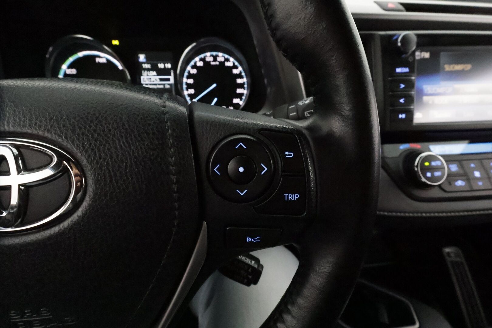 Toyota RAV4 2016 2,5 HYBRID FWD Style **ACC / P.kamera / KeylessGo / Lohkolämmitin / Navi / LED / Puolinahat** - Kahdet renkaat aluvanteilla / Merkkihuollettu