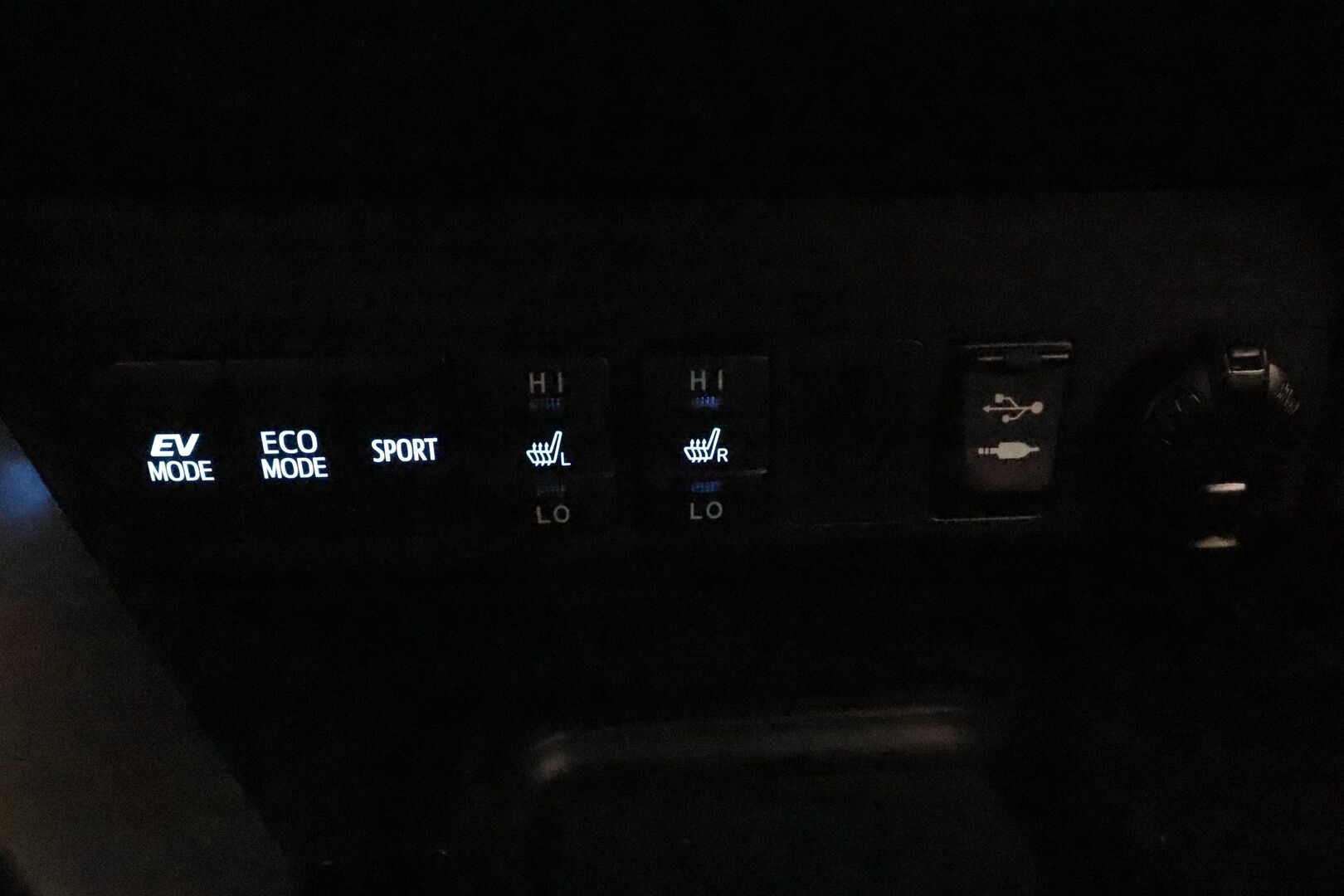 Toyota RAV4 2016 2,5 HYBRID FWD Style **ACC / P.kamera / KeylessGo / Lohkolämmitin / Navi / LED / Puolinahat** - Kahdet renkaat aluvanteilla / Merkkihuollettu