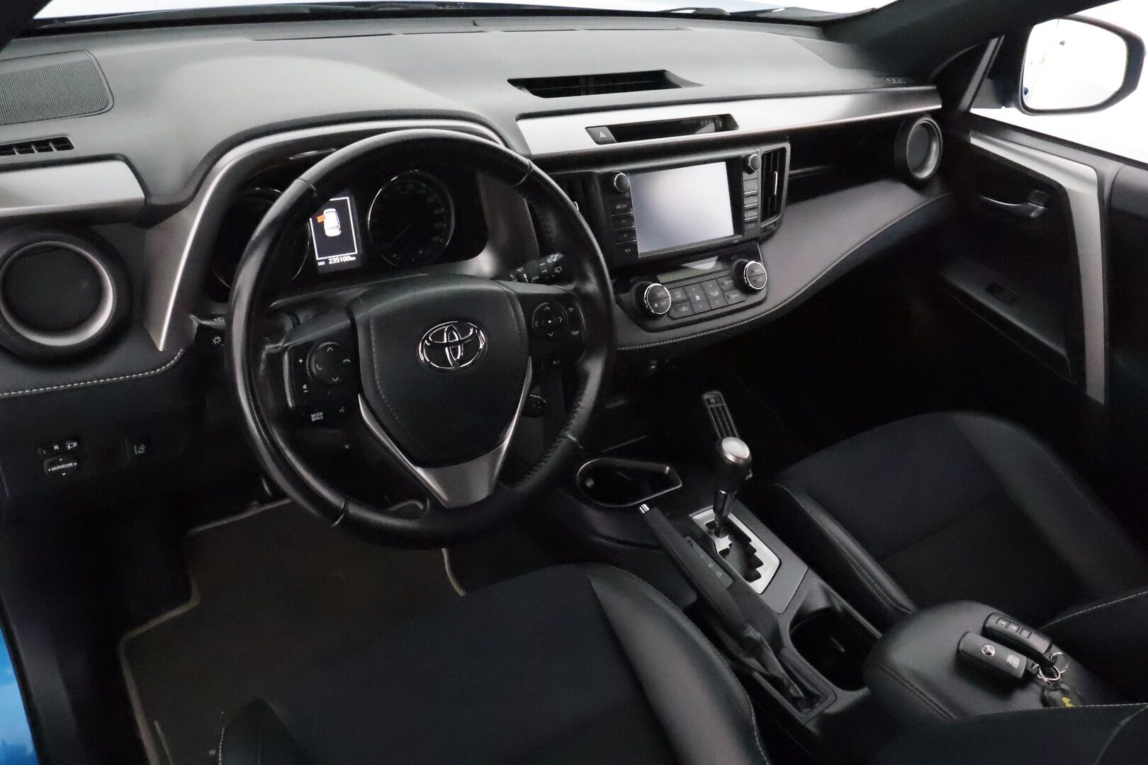 Toyota RAV4 2016 2,5 HYBRID FWD Style **ACC / P.kamera / KeylessGo / Lohkolämmitin / Navi / LED / Puolinahat** - Kahdet renkaat aluvanteilla / Merkkihuollettu