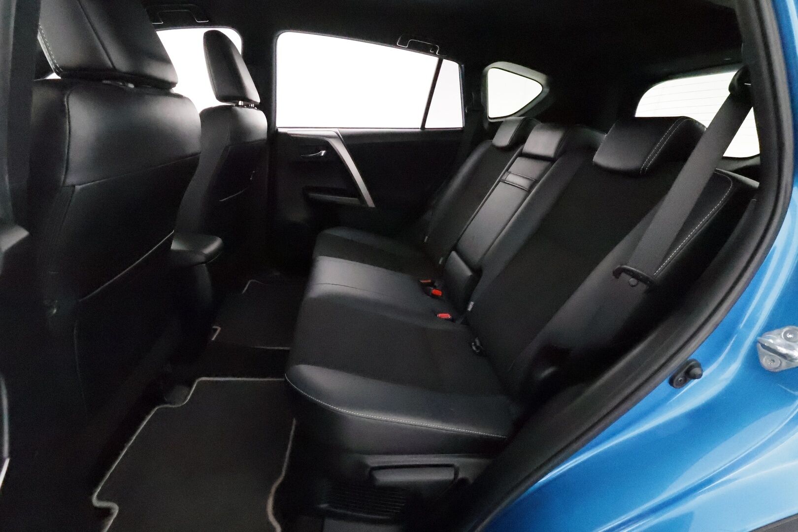 Toyota RAV4 2016 2,5 HYBRID FWD Style **ACC / P.kamera / KeylessGo / Lohkolämmitin / Navi / LED / Puolinahat** - Kahdet renkaat aluvanteilla / Merkkihuollettu