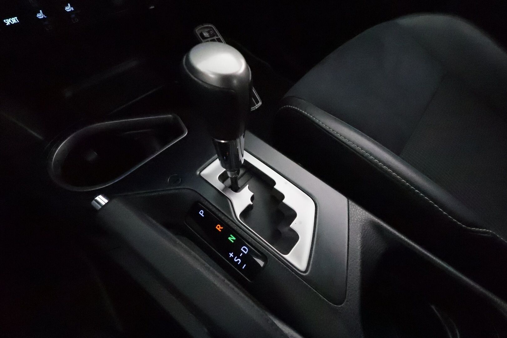 Toyota RAV4 2016 2,5 HYBRID FWD Style **ACC / P.kamera / KeylessGo / Lohkolämmitin / Navi / LED / Puolinahat** - Kahdet renkaat aluvanteilla / Merkkihuollettu