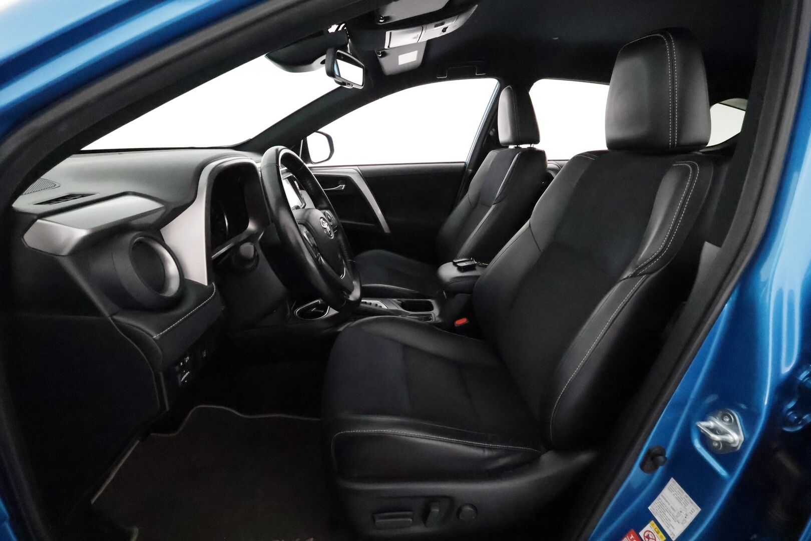 Toyota RAV4 2016 2,5 HYBRID FWD Style **ACC / P.kamera / KeylessGo / Lohkolämmitin / Navi / LED / Puolinahat** - Kahdet renkaat aluvanteilla / Merkkihuollettu