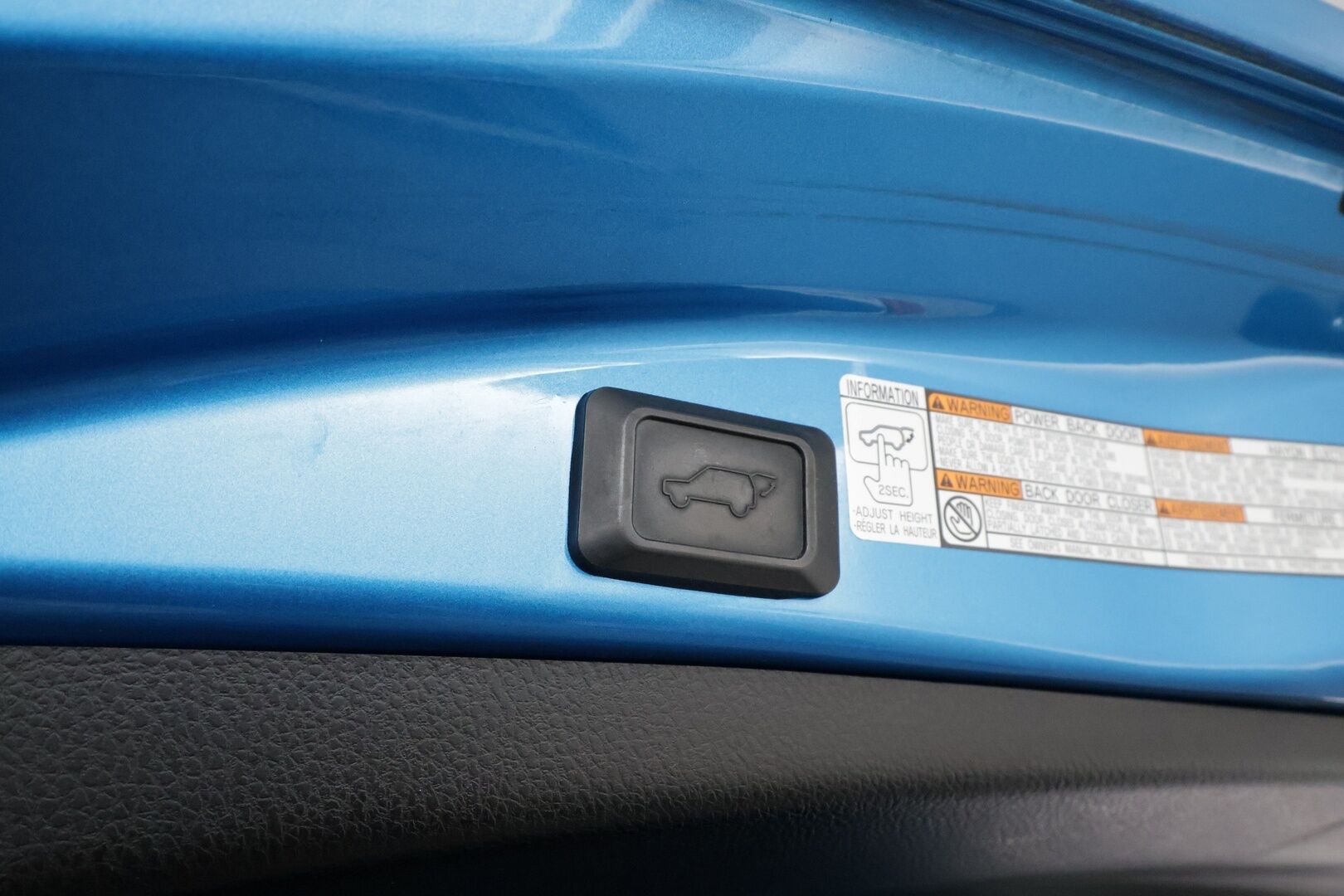 Toyota RAV4 2016 2,5 HYBRID FWD Style **ACC / P.kamera / KeylessGo / Lohkolämmitin / Navi / LED / Puolinahat** - Kahdet renkaat aluvanteilla / Merkkihuollettu