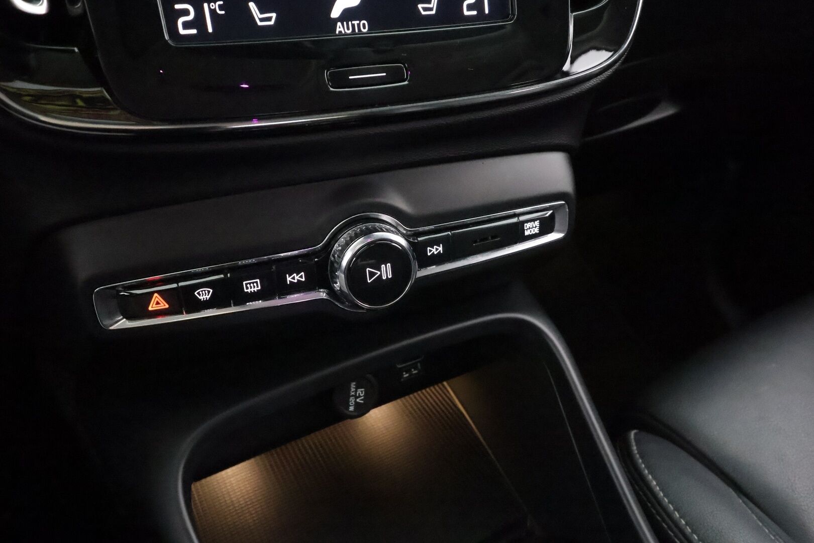 Volvo XC40 2021 T5 TwE Inscription aut * Webasto / Koukku / ACC / LED / P.kamera / Sporttinahat / Navi / Kaistavahti / Keyless * - Akku kuntotarkastettu / Kahdet renkaat / Jakohihna vaihdettu 9/2025! 