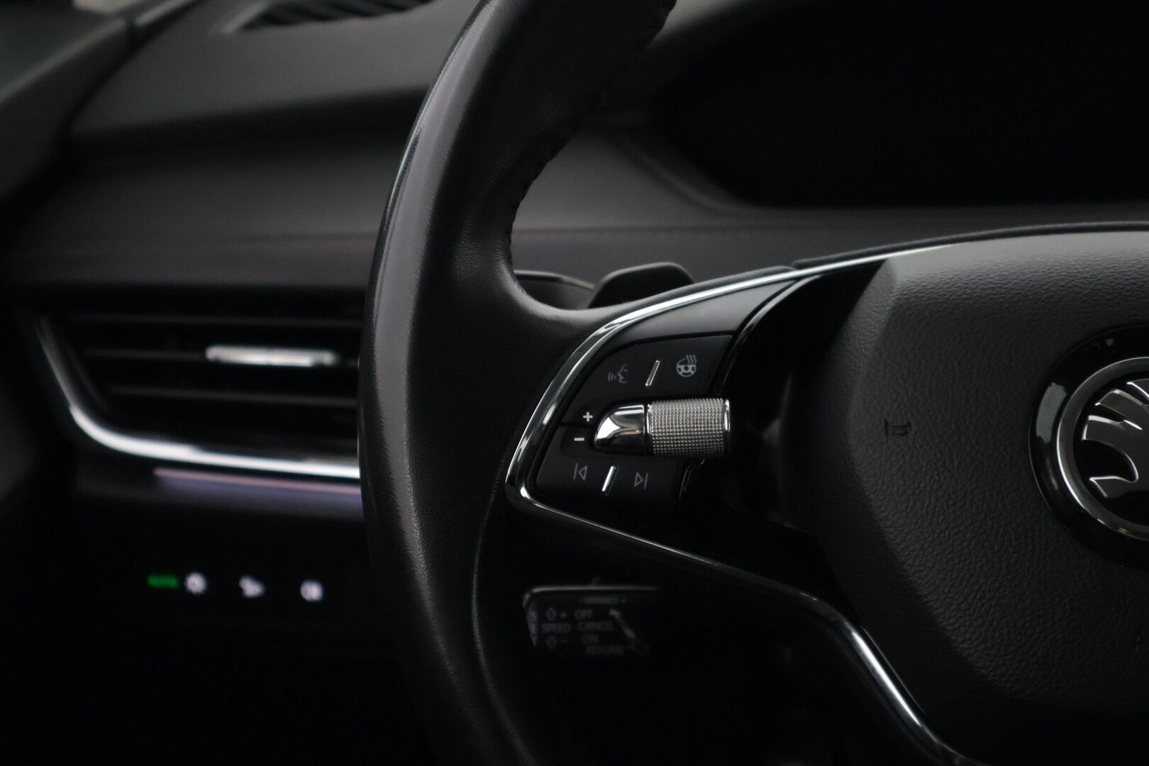 Skoda Enyaq 2022 80x 4x4 iV / ACC / HUD/ BLIS / Kuskin penkki muistilla - * Akun SoH arvo huikeat 90%! Todella hyvin varusteltu ja hyvin pidetty yksilö edukkaasti! *