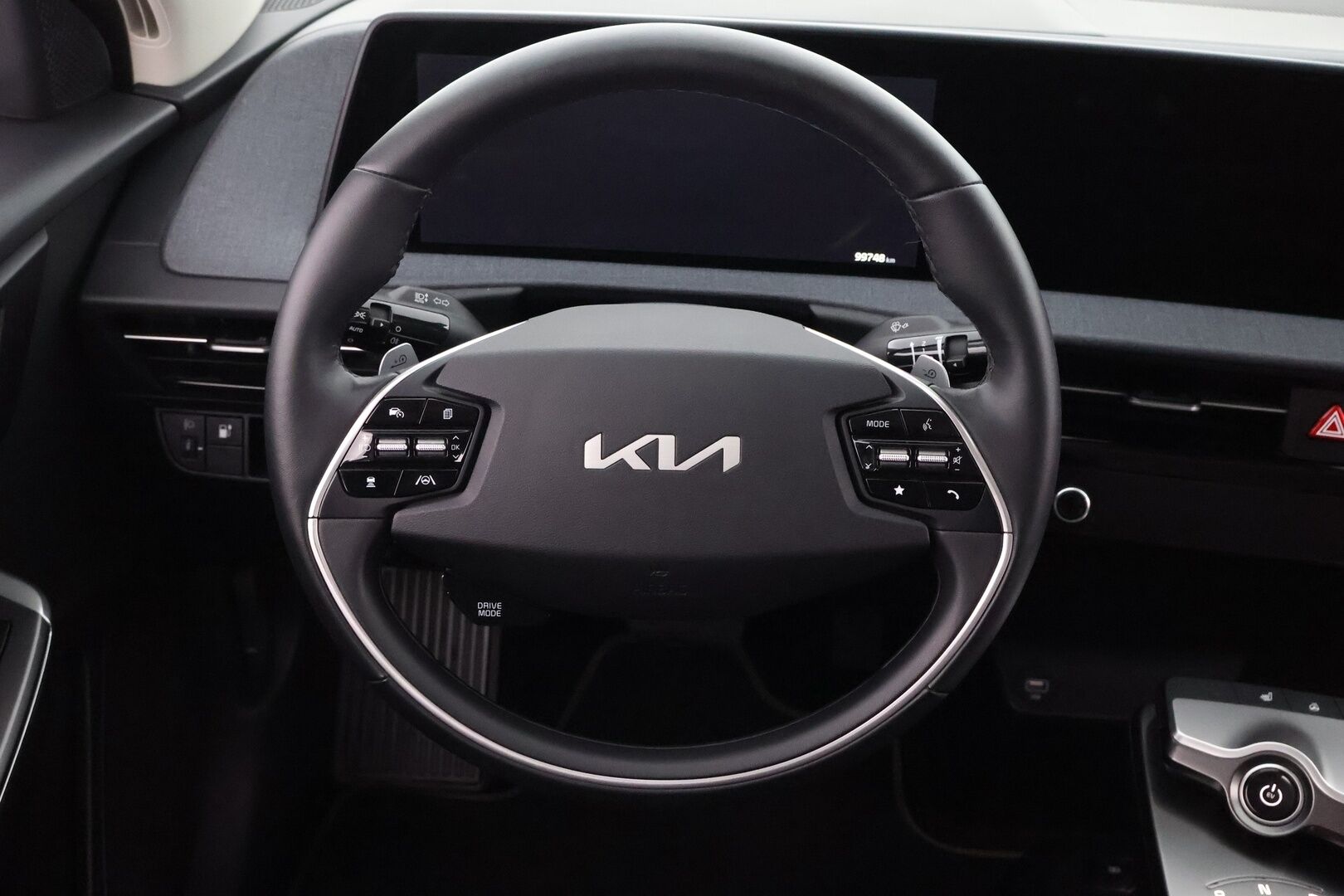Kia EV6 2022 AWD 77 kWh 325 hv - 3,99 % KORKOTARJOUS TÄHÄN AUTOON - 1-Om Suomiauto / Adapt.Vakkari / Vetokoukku / Lämpöpumppu / Digimittaristo / Peruutuskamera / Navi / Ratinlämmitys / Merkkihuollettu / Upea Yksilö!