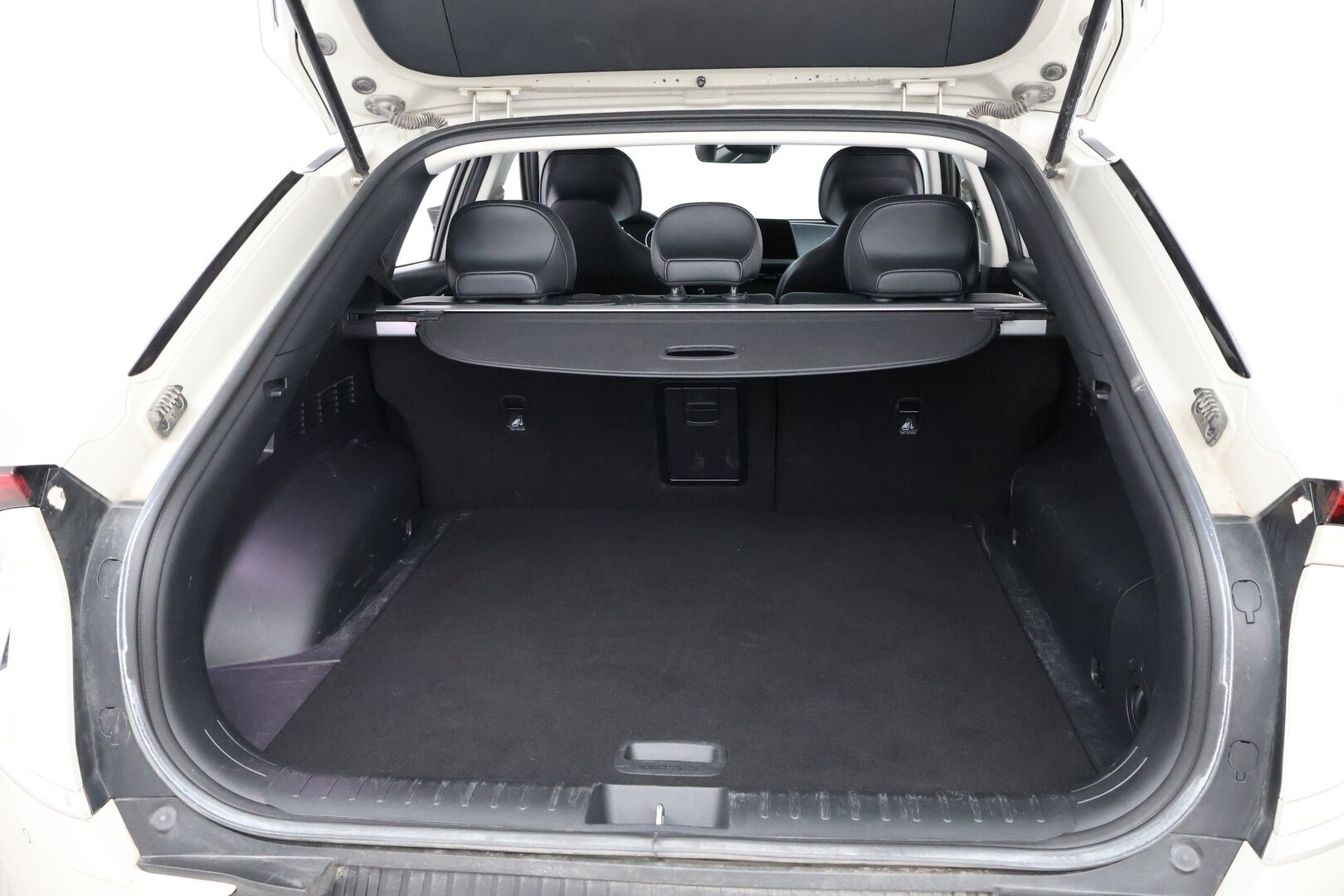 Kia EV6 2022 AWD 77 kWh 325 hv - 3,99 % KORKOTARJOUS TÄHÄN AUTOON - 1-Om Suomiauto / Adapt.Vakkari / Vetokoukku / Lämpöpumppu / Digimittaristo / Peruutuskamera / Navi / Ratinlämmitys / Merkkihuollettu / Upea Yksilö!