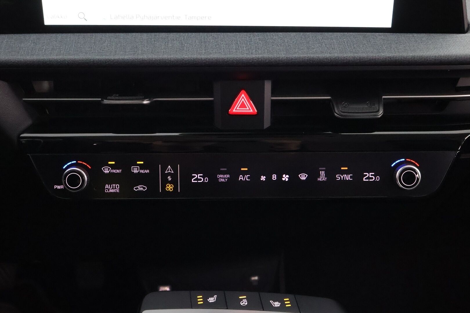 Kia EV6 2022 AWD 77 kWh 325 hv - 3,99 % KORKOTARJOUS TÄHÄN AUTOON - 1-Om Suomiauto / Adapt.Vakkari / Vetokoukku / Lämpöpumppu / Digimittaristo / Peruutuskamera / Navi / Ratinlämmitys / Merkkihuollettu / Upea Yksilö!