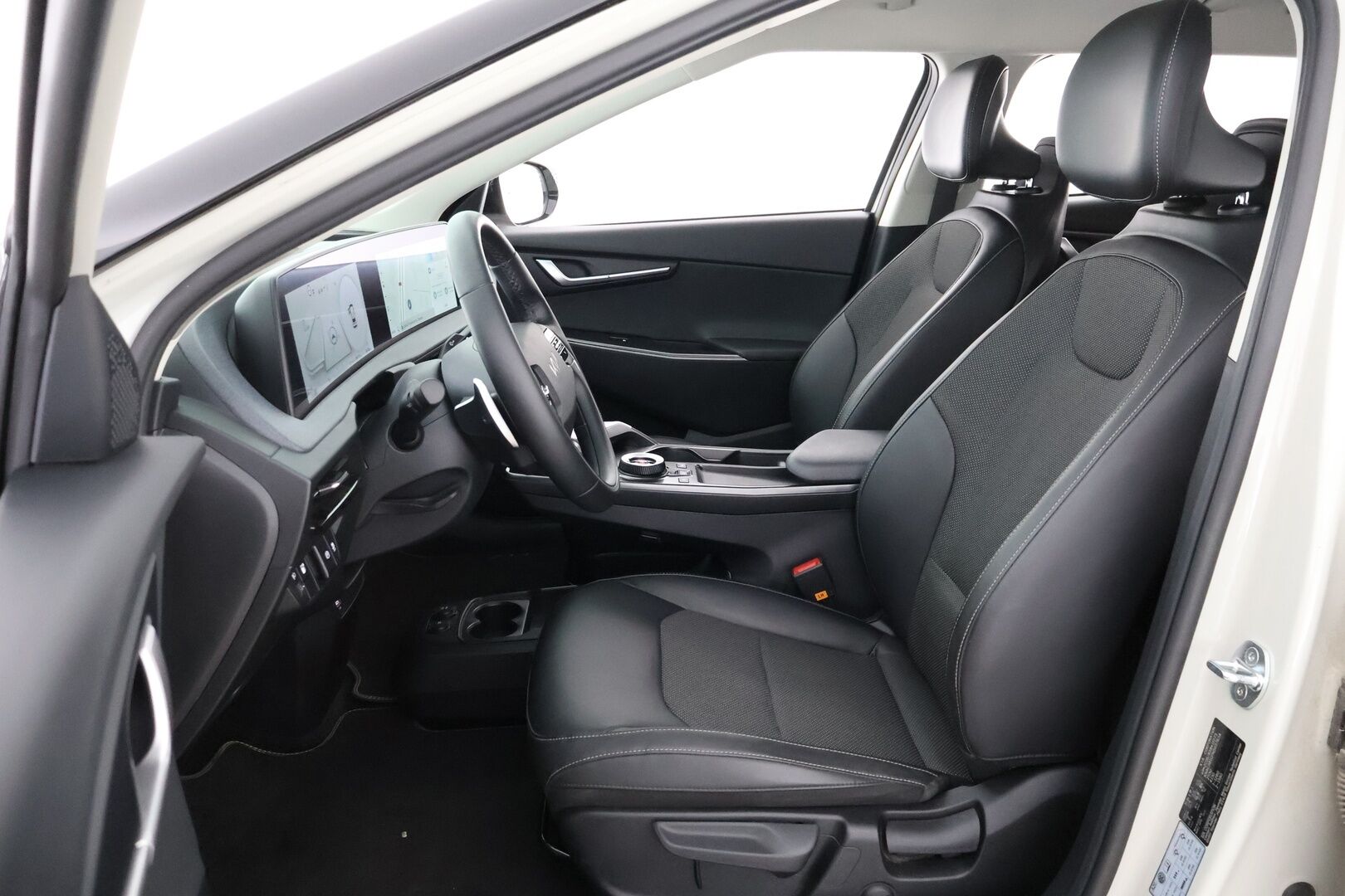 Kia EV6 2022 AWD 77 kWh 325 hv - 3,99 % KORKOTARJOUS TÄHÄN AUTOON - 1-Om Suomiauto / Adapt.Vakkari / Vetokoukku / Lämpöpumppu / Digimittaristo / Peruutuskamera / Navi / Ratinlämmitys / Merkkihuollettu / Upea Yksilö!