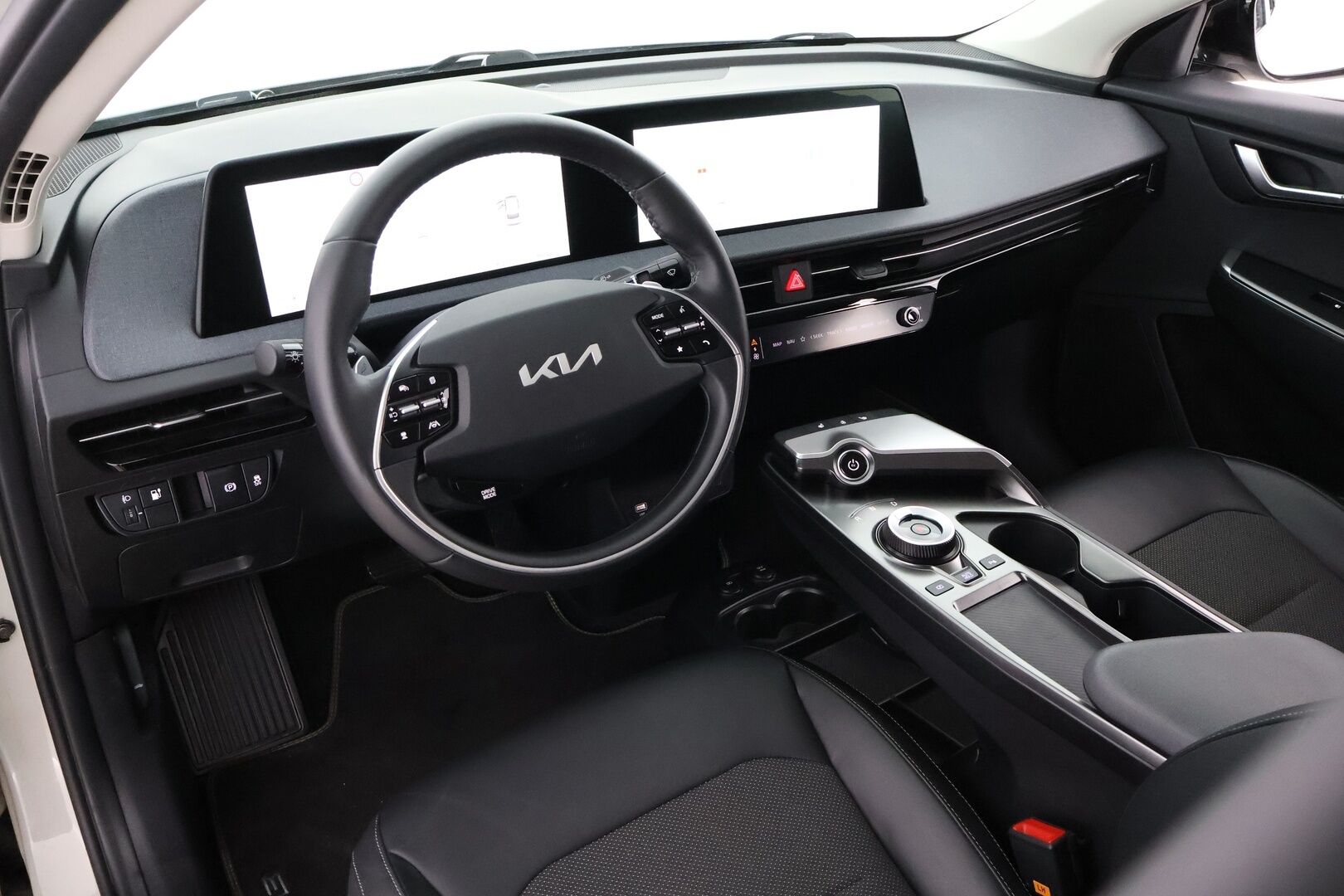 Kia EV6 2022 AWD 77 kWh 325 hv - 3,99 % KORKOTARJOUS TÄHÄN AUTOON - 1-Om Suomiauto / Adapt.Vakkari / Vetokoukku / Lämpöpumppu / Digimittaristo / Peruutuskamera / Navi / Ratinlämmitys / Merkkihuollettu / Upea Yksilö!