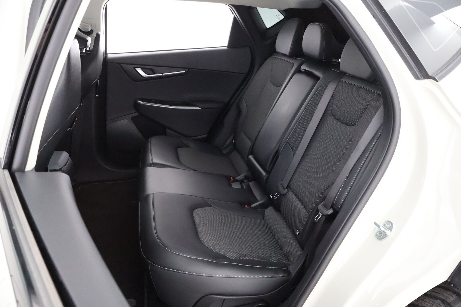 Kia EV6 2022 AWD 77 kWh 325 hv - 3,99 % KORKOTARJOUS TÄHÄN AUTOON - 1-Om Suomiauto / Adapt.Vakkari / Vetokoukku / Lämpöpumppu / Digimittaristo / Peruutuskamera / Navi / Ratinlämmitys / Merkkihuollettu / Upea Yksilö!