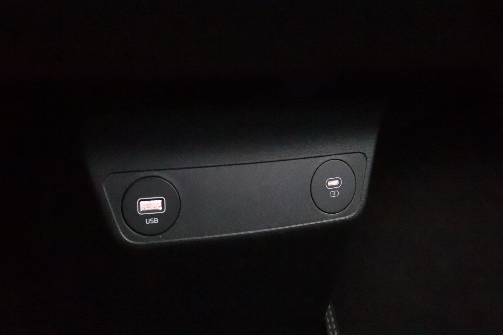 Kia EV6 2022 AWD 77 kWh 325 hv - 3,99 % KORKOTARJOUS TÄHÄN AUTOON - 1-Om Suomiauto / Adapt.Vakkari / Vetokoukku / Lämpöpumppu / Digimittaristo / Peruutuskamera / Navi / Ratinlämmitys / Merkkihuollettu / Upea Yksilö!