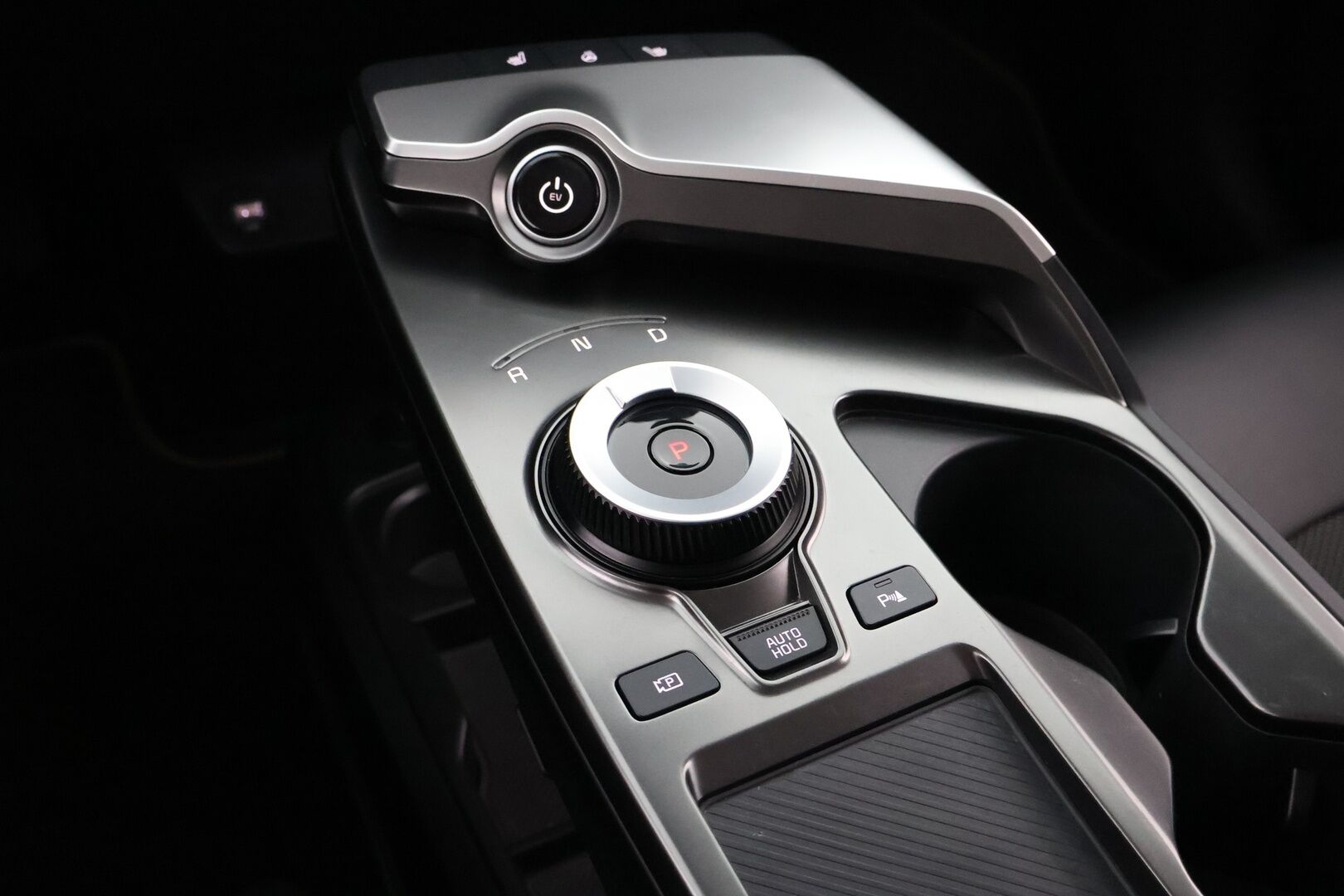 Kia EV6 2022 AWD 77 kWh 325 hv - 3,99 % KORKOTARJOUS TÄHÄN AUTOON - 1-Om Suomiauto / Adapt.Vakkari / Vetokoukku / Lämpöpumppu / Digimittaristo / Peruutuskamera / Navi / Ratinlämmitys / Merkkihuollettu / Upea Yksilö!