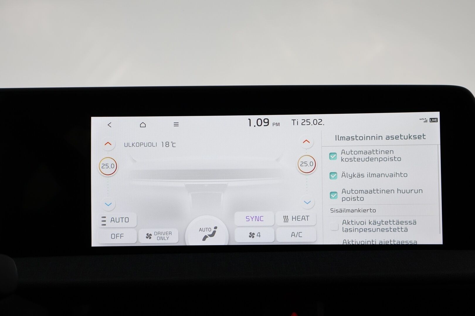 Kia EV6 2022 AWD 77 kWh 325 hv - 3,99 % KORKOTARJOUS TÄHÄN AUTOON - 1-Om Suomiauto / Adapt.Vakkari / Vetokoukku / Lämpöpumppu / Digimittaristo / Peruutuskamera / Navi / Ratinlämmitys / Merkkihuollettu / Upea Yksilö!