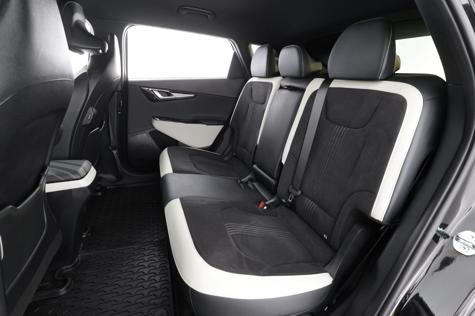 Kia EV6 2022 GT-Line AWD 77 kWh 325 hv * ACC / ILP / P.kamera / LED / Navi / Muistipenkki / Koukku / Ilmastoidut penkit / KeylessGo * - Suomi-auto / Kahdet renkaat aluvanteilla / Merkkihuollettu - HULLUT JOULUT KORKOTARJOUS 2,49% 