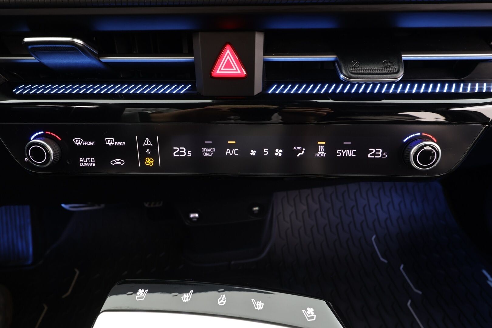 Kia EV6 2022 GT-Line AWD 77 kWh 325 hv * ACC / ILP / P.kamera / LED / Navi / Muistipenkki / Koukku / Ilmastoidut penkit / KeylessGo * - Suomi-auto / Kahdet renkaat aluvanteilla / Merkkihuollettu - HULLUT JOULUT KORKOTARJOUS 2,49% 