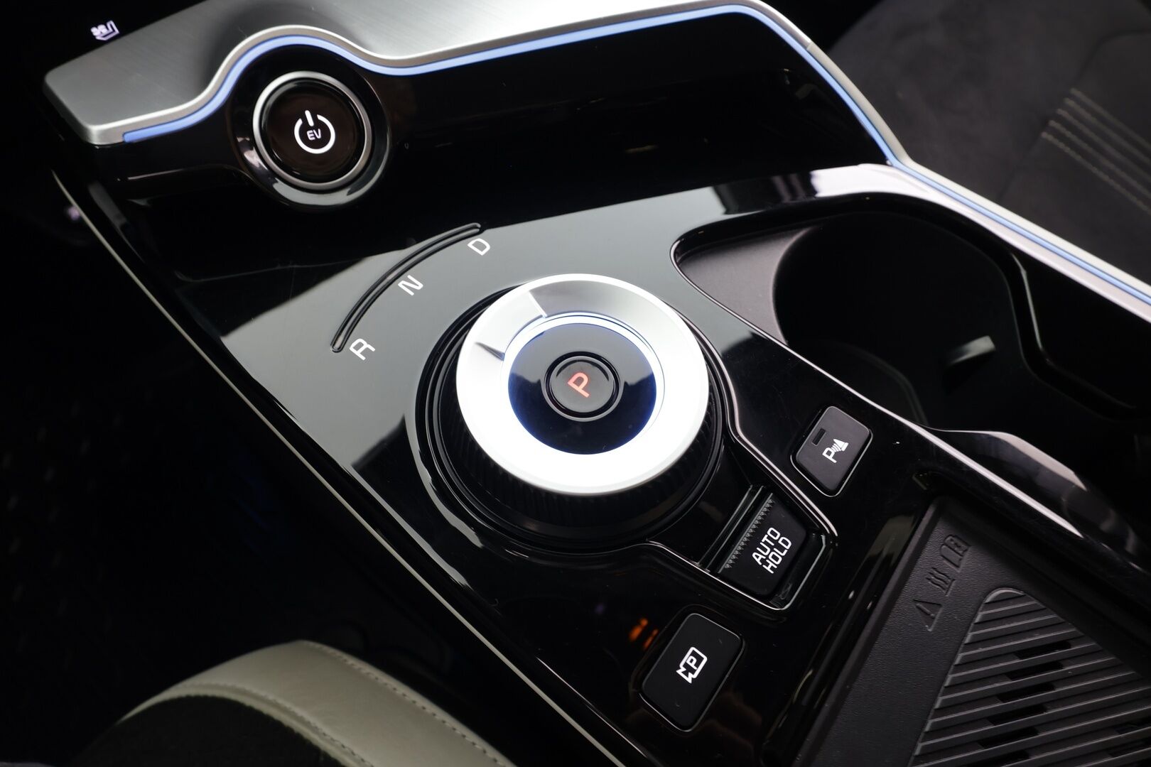 Kia EV6 2022 GT-Line AWD 77 kWh 325 hv * ACC / ILP / P.kamera / LED / Navi / Muistipenkki / Koukku / Ilmastoidut penkit / KeylessGo * - Suomi-auto / Kahdet renkaat aluvanteilla / Merkkihuollettu - HULLUT JOULUT KORKOTARJOUS 2,49% 