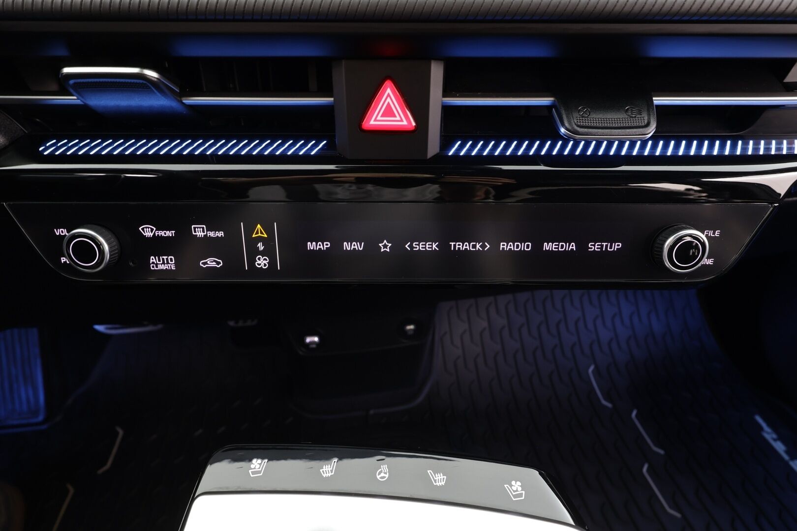 Kia EV6 2022 GT-Line AWD 77 kWh 325 hv * ACC / ILP / P.kamera / LED / Navi / Muistipenkki / Koukku / Ilmastoidut penkit / KeylessGo * - Suomi-auto / Kahdet renkaat aluvanteilla / Merkkihuollettu - HULLUT JOULUT KORKOTARJOUS 2,49% 