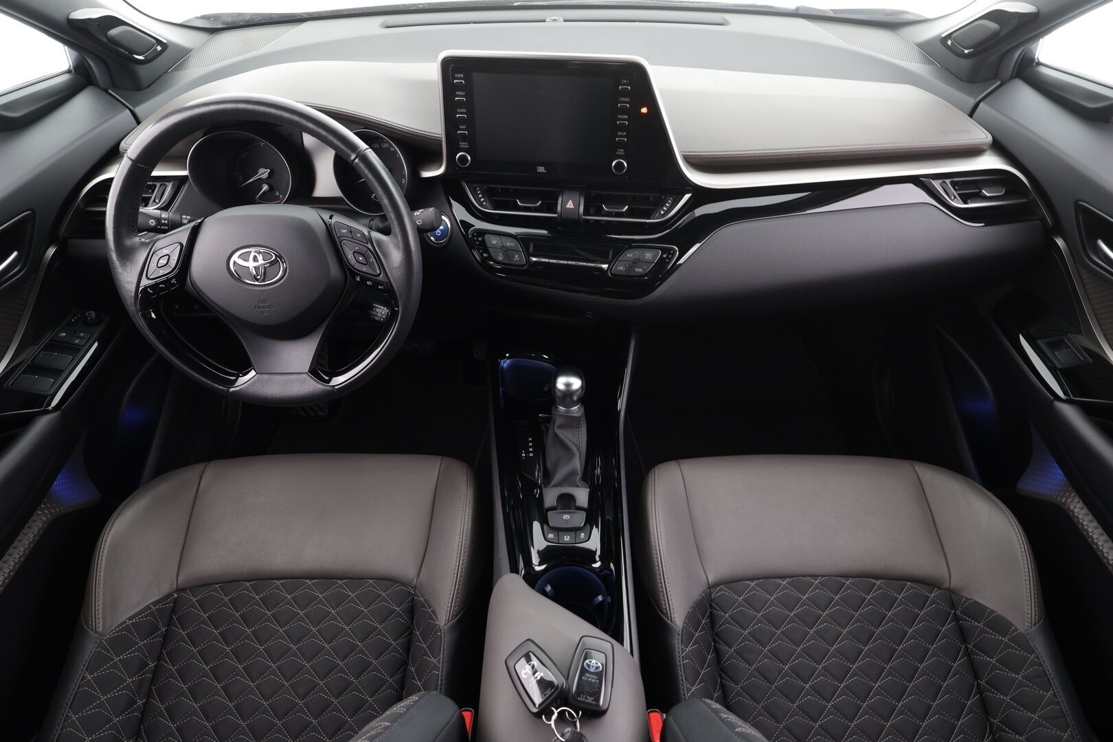 Toyota C-HR 2020 2,0 Hybrid Premium* ACC / JBL / Kamera / LED / Navi / KeylessGo / Puolinahat* - KATSO HINTA JA VARUSTEET! / Kahdet renkaat alumiinivanteilla / Viimeisin huolto 78tkm / Isommalla koneella!