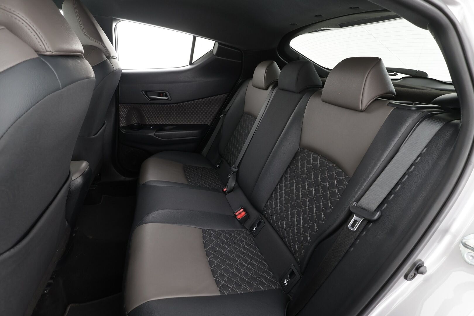 Toyota C-HR 2020 2,0 Hybrid Executive * ACC / JBL / Kamera / LED / Navi / KeylessGo / Puolinahat* - Kahdet renkaat alumiinivanteilla / Viimeisin huolto 78tkm / Isommalla koneella! - HULLUT JOULUT KORKOTARJOUS 2,49% 