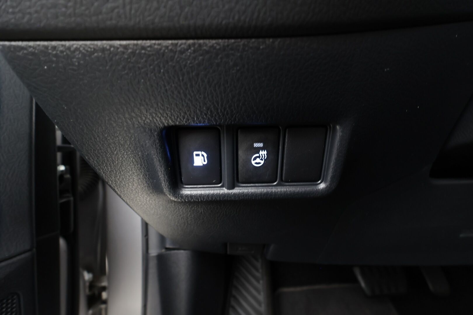 Toyota C-HR 2020 2,0 Hybrid Executive * ACC / JBL / P.kamera / LED / Navi / KeylessGo / Puolinahat * - Kahdet renkaat aluvanteilla