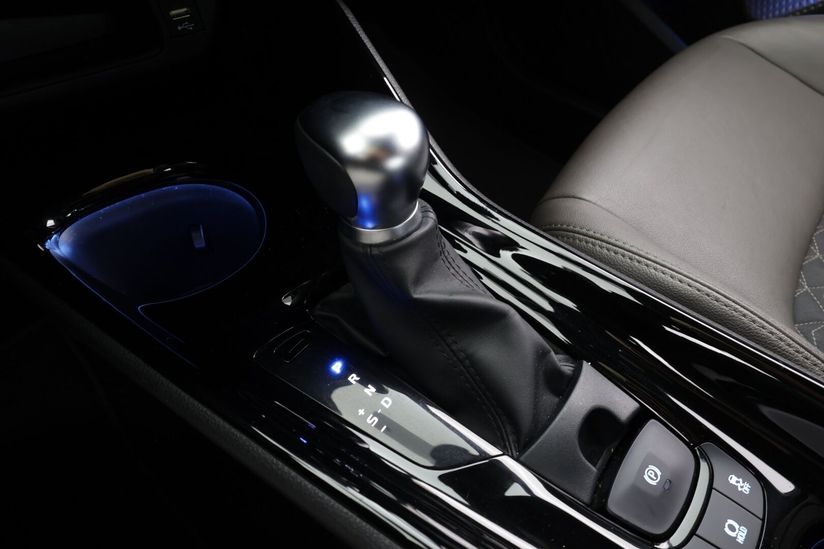 Toyota C-HR 2020 2,0 Hybrid Executive * ACC / JBL / P.kamera / LED / Navi / KeylessGo / Puolinahat * - Kahdet renkaat aluvanteilla