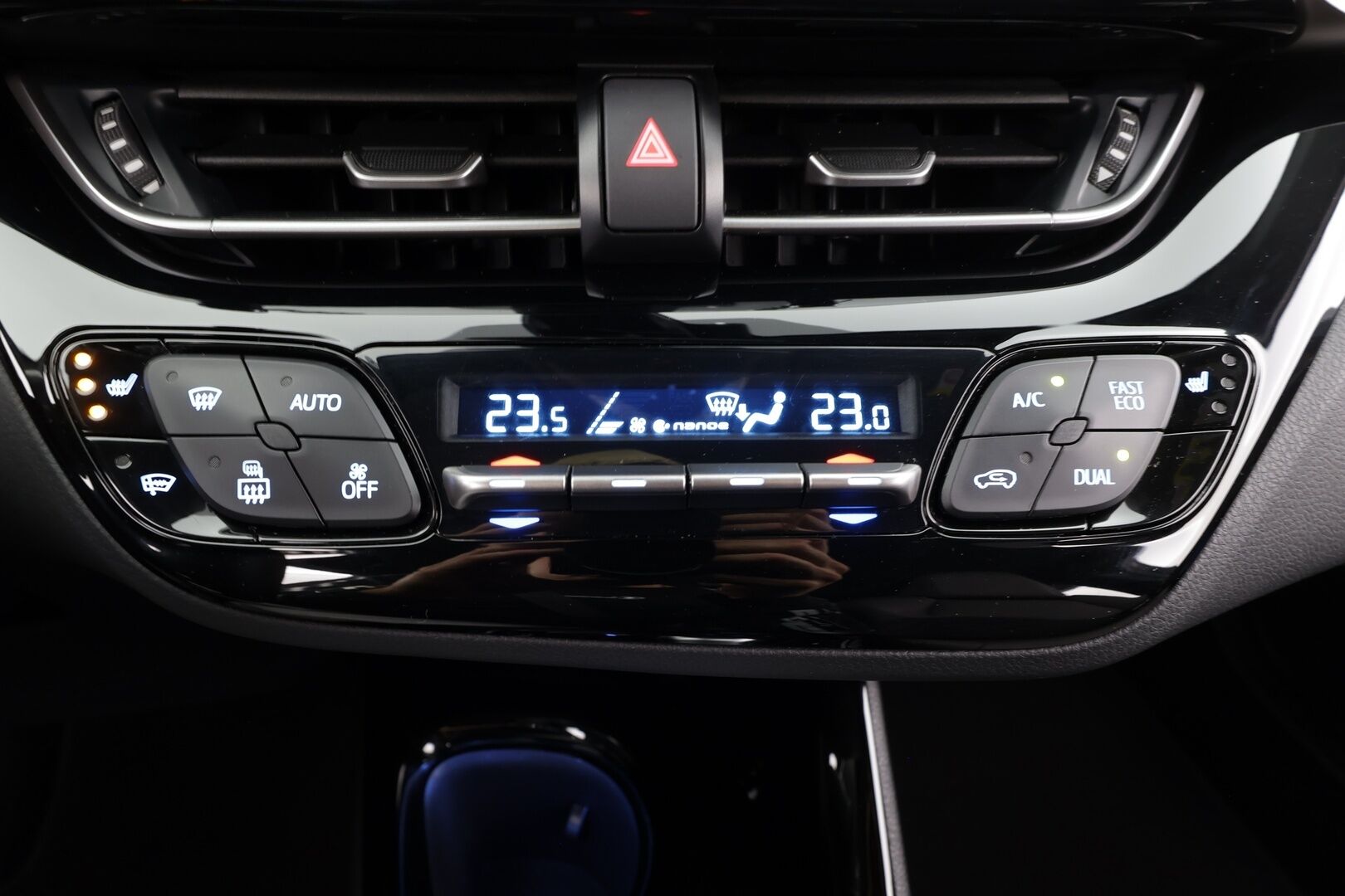 Toyota C-HR 2020 2,0 Hybrid Premium* ACC / JBL / Kamera / LED / Navi / KeylessGo / Puolinahat* - KATSO HINTA JA VARUSTEET! / Kahdet renkaat alumiinivanteilla / Viimeisin huolto 78tkm / Isommalla koneella!