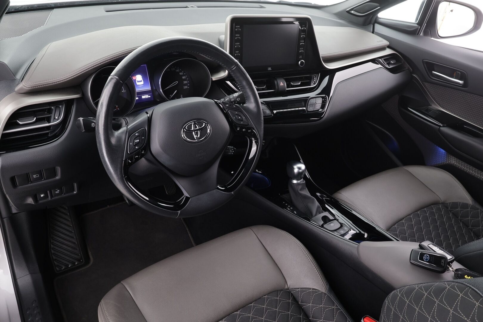 Toyota C-HR 2020 2,0 Hybrid Executive * ACC / JBL / P.kamera / LED / Navi / KeylessGo / Puolinahat * - Kahdet renkaat aluvanteilla